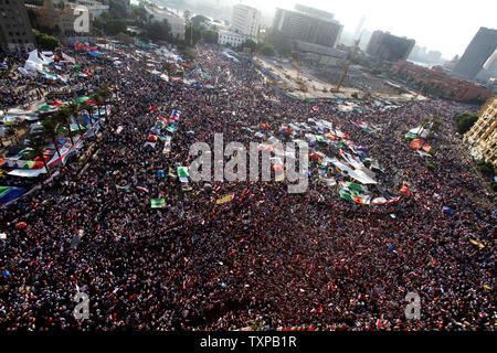 Anhänger der Präsidentschaftswahlen in der Muslimischen Bruderschaft Kandidat Mohamed Morsy feiern seinen Wahlsieg am Tahrir-Platz in Kairo, Ägypten am 24. Juni 2012. Mohamed Morsi war Ägypten die erste islamistischen Präsidenten am Sonntag nach den freiesten Wahlen in der Geschichte des Landes erklärt, knapp besiegen Hosni Mubaraks letzte Premierminister Ahmed Shafik. UPI/Ahmed Jomaa Stockfoto