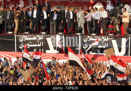 Von Bodyguards flankiert, Ägyptischen islamistischen Präsidenten Mohamed Morsi (C) Adressen Zehntausende Ägypter in Kairo's Iconic Tahrir-platz am 29. Juni 2012. Morsi würdigte Ägyptens Muslime und Christen gleichermaßen und symbolisch schwor sich als erste gewählte zivile Präsident des Landes. UPI/Ahmed Jomaa Stockfoto