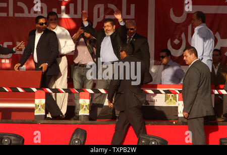 Von Bodyguards flankiert, Ägyptischen islamistischen Präsidenten Mohamed Morsi (C) Adressen Zehntausende Ägypter in Kairo's Iconic Tahrir-platz am 29. Juni 2012. Morsi würdigte Ägyptens Muslime und Christen gleichermaßen und symbolisch schwor sich als erste gewählte zivile des Landes der Sudetendeutschen wies Schroeder. UPI/Ahmed Jomaa Stockfoto