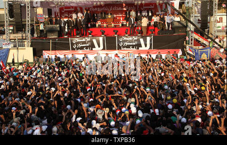 Ägypter heben die Hand und skandieren Parolen, wie Sie sammeln für eine Rede, die der designierte Präsident Mohammed Morsi auf dem Tahrir-Platz in Kairo, Ägypten, 29. Juni 2012. Morsi würdigte Ägyptens Muslime und Christen gleichermaßen und symbolisch schwor sich als erste gewählte zivile Präsident des Landes. UPI/Ahmed Jomaa Stockfoto