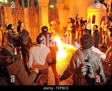 Ägyptische Demonstranten werfen Steine auf den Präsidentenpalast in Kairo in Ägypten, am 1. Februar 2013, als die Menschen auf die Straßen über dem Land in eine Show der Opposition gegen Mursi und seinen Muslimischen Bruderschaft regierende Partei nahm. Ägyptische Sicherheit verwendet, Wasserwerfer und schossen in die Luft, als die Demonstranten Benzinbomben und Steine auf das Gelände des Präsidentenpalastes warf, sagte ein Sprecher des Präsidenten. UPI/Ahmed Jomaa Stockfoto