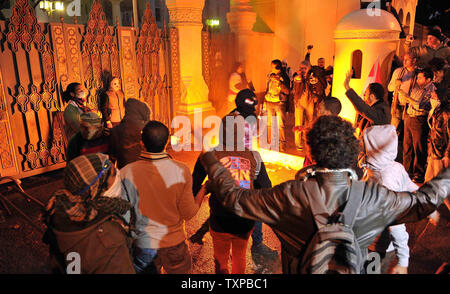 Ägyptische Demonstranten werfen Steine auf den Präsidentenpalast in Kairo in Ägypten, am 1. Februar 2013, als die Menschen auf die Straßen über dem Land in eine Show der Opposition gegen Mursi und seinen Muslimischen Bruderschaft regierende Partei nahm. Ägyptische Sicherheit verwendet, Wasserwerfer und schossen in die Luft, als die Demonstranten Benzinbomben und Steine auf das Gelände des Präsidentenpalastes warf, sagte ein Sprecher des Präsidenten. UPI/Ahmed Jomaa Stockfoto