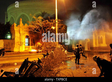 Ägyptische Demonstrant wirft Steine auf den Präsidentenpalast in Kairo in Ägypten, am 1. Februar 2013. Die Menschen auf den Straßen im ganzen Land eine Show der Opposition gegen Mursi und seinen Muslimischen Bruderschaft. Ägyptische Sicherheit verwendet, Wasserwerfer und schossen in die Luft, als die Demonstranten Benzinbomben und Steine auf das Gelände des Präsidentenpalastes warf, sagte ein Sprecher des Präsidenten. UPI/Ahmed Jomaa Stockfoto