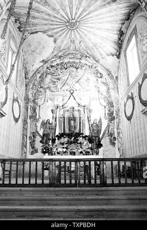 REAL DE CATORCE, SLP/MEXIKO - 18.November 2002: Guadalupe Kapelle Innenraum, mit einer Darstellung der Jungfrau von Guadalupe. Stockfoto