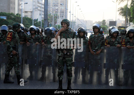 Militärische Spezialeinheiten März auf Anhänger des ägyptischen Präsidenten Mohammed Mursi in Nasser City, Kairo, Ägypten, 3. Juli 2013. Ägyptische Verteidigungsminister Abdelfatah al-Sissi bekannt gegeben, dass das Militär hat Präsident Mohamed Morsi von der Macht entfernt. UPI/Ahmed Jomaa Stockfoto