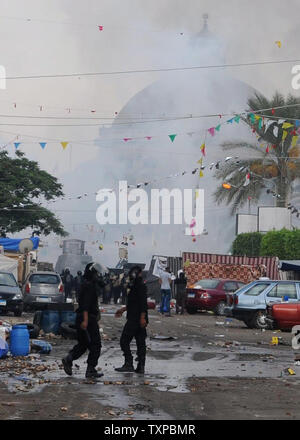 Eine ägyptische Militär bulldozer zerlegt Kairos Al-Nahda square Protest Camp nach ägyptischen Bereitschaftspolizei verteilt Protest Camps von Anhängern des gestürzten Präsidenten Ägyptens Mursi in Kairo, am 14. August 2013. Sicherheitskräfte ein Vorgehen gegen die Protest Camps, die schnell in ein Blutbad verwandelt mit Dutzenden Toten. Der Ausnahmezustand erklärt wurde. UPI/Karem Ahmed Stockfoto