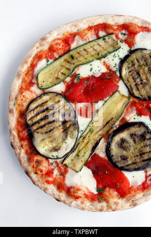 Leckere Pizza mit frischen Tomaten und Büffelmozzarella, mit gegrillten Auberginen und Zucchini auf einem weißen Hintergrund. Stockfoto