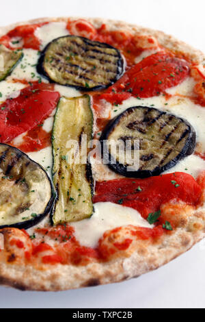 Leckere Pizza mit frischen Tomaten und Büffelmozzarella, mit gegrillten Auberginen und Zucchini auf einem weißen Hintergrund. Stockfoto