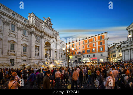 Rom, Italien, 30. September 2018: Touristen Menge um dem Trevi Brunnen bei Sonnenuntergang im historischen Zentrum von Rom, Italien. Stockfoto