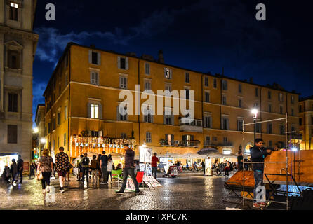 Bis spät in die Nacht auf der Piazza Navona als Touristen und Künstler auf der Straße treffen sich in von der Geschäften und Straßencafés in Rom, Italien. Stockfoto