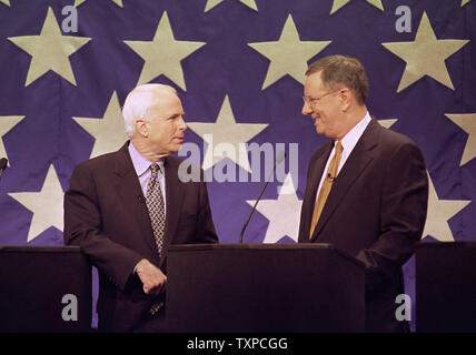 DUR 2000010602 - 6 Januar, 2000 - Durham, Neue HAMPSHRE, USA: republikanischen Präsidentschaftskandidaten der US-Senator John McCain aus Arizona, Links, und Herausgeber Steve Forbes Chat vor Beginn der republikanischen Präsidentendebatte Donnerstag, 6. Januar, an der Universität von New Hampshire in Durham. Lkm/Lee K. Marriner UPI Stockfoto