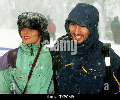 VAN 2000011402 - 14 Januar 2000 - VANCOUVER, BC, Kanada: Justin Trudeau, der jüngste Sohn des ehemaligen Premierminister Pierre Trudeau, Spaziergänge mit seiner Mutter Margaret Trudeau Kemper nach in einer Lawinenrettung Demonstration am Mt. Seymour, einem lokalen Vancouver Ski Hill, Januar 14. Die TRUDEAU's helfen, eine neue Lawine Sicherheitsbewusstsein Programm als Folge der hohen Profil Tod von Justin's älterer Bruder Michel, die von einer Lawine in einen See in der Kooteneys gefegt und mit einem schweren Rucksack belastet fördern war nicht in der Lage, sich selbst zu retten. jr/hr/H Ruckemann UPI Stockfoto