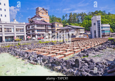 Yubatake Onsen, hot spring Holzkisten mit Mineralwasser in Kusatsu Onsen, Gunma Präfektur, Japan. Stockfoto