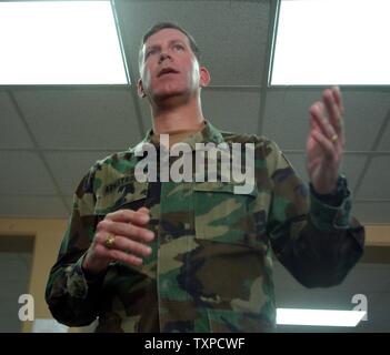 Oberst Kieth Armstrong, der sich die Garnison Commander am Fort Knox, während einer Pressekonferenz am 29. Oktober 2003 in Fort Knox in Kentucky. Wandte er sich an die Bedingungen auf dem Fort für die Soldaten in der medizinischen halten, sagen, dass es zwar Schwierigkeiten auf den ersten waren, die Armee war die Situation Handhabung und waren die Bedingungen verbessern. (UPI/Michael Kleinfeld) Stockfoto