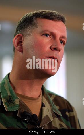 Oberst Kieth Armstrong, der sich die Garnison Commander am Fort Knox während einer Pressekonferenz am 29. Oktober 2003 in Fort Knox in Kentucky. Wandte er sich an die Bedingungen auf dem Fort für die Soldaten in der medizinischen halten, sagen, dass es zwar Schwierigkeiten auf den ersten waren, die Armee war die Situation Handhabung und waren die Bedingungen verbessern. (UPI/Michael Kleinfeld) Stockfoto