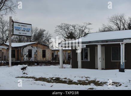 Reste der Sunset Village Mobile Home Park sitzen in Ruinen in Flint, Michigan, 5. März 2016. Foto von Molly Riley/UPI Stockfoto