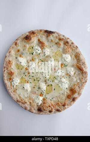 Gourmet Pizza mit Kartoffeln und Käse (Fior di Latte) auf die weiße Platte und weißem Hintergrund. Stockfoto