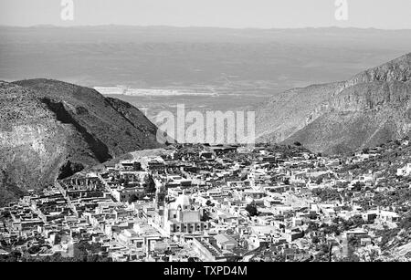 REAL DE CATORCE, SLP/MEXIKO - 18.November 2002: Ansicht des Real de Catorce Stadt, die von einem nahe gelegenen Berg. Stockfoto