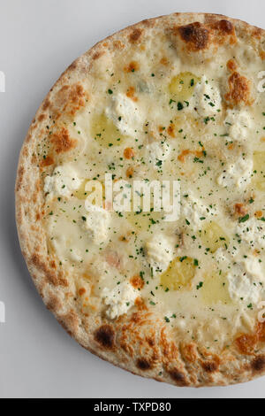 Gourmet Pizza mit Kartoffeln und Käse (Fior di Latte) auf die weiße Platte und weißem Hintergrund. Stockfoto