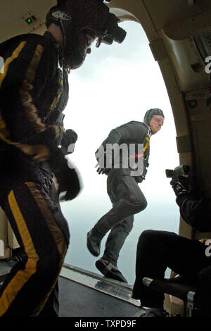 Ein Mitglied der US-Armee goldene Ritter Fallschirm Team verlässt das Flugzeug während ihrer ersten Training für die kommende McDonalds Air Sea Show über den Himmel von Ft. Lauderdale, Florida, am 27. April 2005. Die Show ist für 30. April und 1. Mai 2005 geplant. (UPI Foto/Marino/Cantrell) Stockfoto