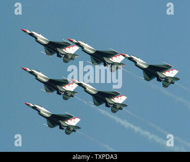 Die USAF Air Demonstration Squadron, Thunderbirds, Precision aerial Manöver in den Himmel über der Ft durchführen. Lauderdale, Florida Strände am 30. April 2005 während der 11. jährlichen McDonalds Luft und Meer zeigen. (UPI Foto/Marino-Cantrell) Stockfoto