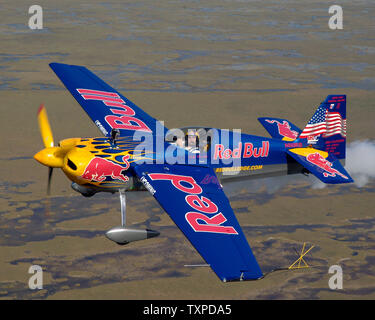 Die derzeitige US Aerobatic Champion Kirby Chambliss, gibt einen Daumen nach oben, als er Praktiken Manöver über den Florida Everglades am 28. April 2005. Kirby ist einer der empfohlene Kunstflug Piloten auf die MacDonalds in der Luft und auf See, für das Wochenende geplant am 30. April und 1. Mai 2005. (UPI Foto/Marino/Cantrell) Stockfoto