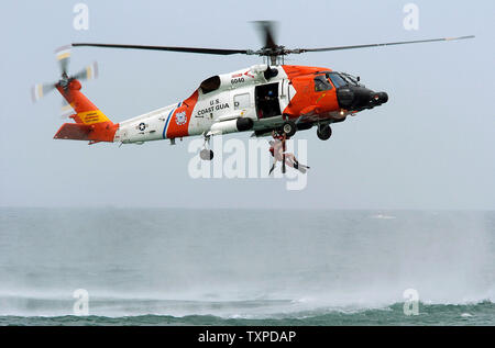 Eine US Coast Guard Hubschrauber demonstriert eine Ocean Rescue aus der Strände von Ft. Lauderdale, Fl. Während des elften jährliche McDonalds in der Luft und auf See zeigen am 1. Mai 2005. Die Küstenwache hat Luft und Meer rettet seit 1790. (UPI Foto/Marino-Cantrell) Stockfoto