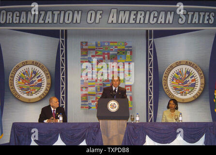 Us-Präsident George W. Bush Adressen die Delegation für die 35. Tagung der Generalversammlung der Organisation Amerikanischer Staaten am 6. Juni 2005 in Ft. Lauderdale, Fla. Der Präsident ist auf dem Podium von OAS Beigeordneter Generalsekretär Luigi R. Einaudi (l) begleitet, und US-Außenministerin und ernannten Vorsitzenden für die OAS, Condoleeza Rice. (UPI Foto/Marino - Cantrell) Stockfoto