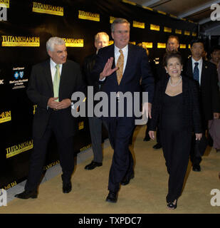 Dr. Zahi Hawass, Generalsekretär der ägyptischen Altertumsbehörde (L), Escorts Florida Gouverneur und die erste Dame Jeb und Columba Bush den "goldenen Teppich" im Museum für Kunst in Ft. Lauderdale in die Eröffnung einer neuen Ausstellung teilzunehmen, "Tutenkhamun und das Goldene Zeitalter der Pharaonen" am 14. Dezember 2005. (UPI Foto/Marino/Cantrell) Stockfoto