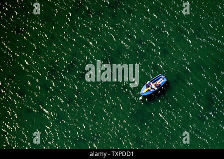 Hannover, Deutschland. 25. Juni 2019. Ein Segelboot ist bei sommerlichen Temperaturen auf dem Maschsee auf seinem Weg (Luftbild aus Ultralight aircraft). Credit: Hauke-Christian Dittrich/dpa/Alamy leben Nachrichten Stockfoto