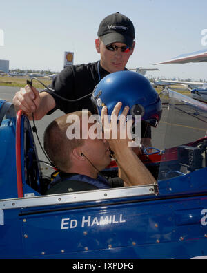 US Air Force Reserve Aerobatic Pilot Ed Hamill wird unterstützt durch seine Crew Chief Matt Boehm in der Vorbereitung für eine Praxis Flug im Pompano Flughafen in Pompano Beach, FL. Am 3. Mai 2006. Ed Hamill ist einer der vielen Künstler festgelegt, um die Teilnahme an der McDonalds in der Luft und auf See zeigen für Mai 6. und 7. (UPI Foto/Joe Marino - Bill Cantrell) Stockfoto