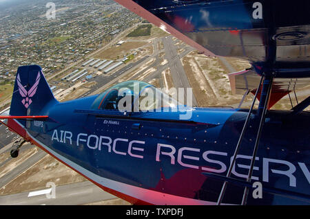 Pilot Ed Hamill der US Air Force Reserve Aerobatic Team fliegt über Pompano Flughafen in Pompano Beach, FL. Am 3. Mai 2006 während seiner letzten Praxis Flug des Tages. Ed Hamill ist einer der vielen Künstler geplant an der McDonalds in der Luft und auf See zeigen am 6. Mai und 7. zu beteiligen. (UPI Foto/Joe Marino-Bill Cantrell) Stockfoto