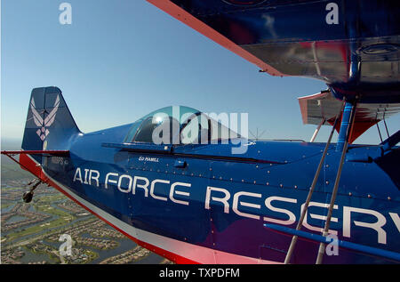 US Air Force Reserve Aerobatic Pilot, Ed Hamill gibt einen "Daumen hoch", wie er seine Praxis Flug über den Himmel von Pompano Beach, FL. Am 3. Mai 2006 abgeschlossen. Er beteiligt sich an der McDonalds in der Luft und auf See in Ft. Lauderdale, Fl. Am 6. Mai und 7. (UPI Foto/Joe Marino-Bill Cantrell) Stockfoto