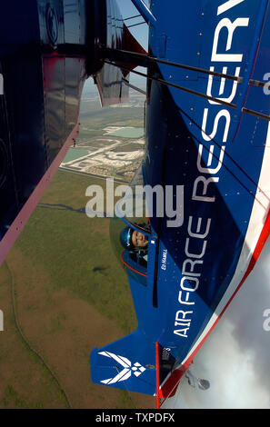 US Air Force Reserve Aerobatic Pilot Ed Hamill nimmt in den Himmel und klettert senkrecht über Pompano Beach, FL. Am 3. Mai 2006. Er ist einer der Künstler geplant an der McDonalds in der Luft und auf See in Ft zu beteiligen. Lauderdale, Fl. Am 6. Mai und 7. (UPI Foto/Joe Marino-Bill Cantrell) Stockfoto