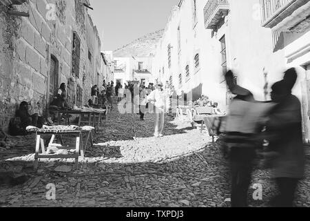 REAL DE CATORCE, SLP/MEXIKO - 18.November 2002: Touristische und Kaufleute auf einer Straße von Real de Catorce. Stockfoto