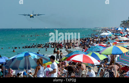 Zuschauer sehen Sie auf wie der C-130 Hercules, bekannt als "Fat Albert Fluggesellschaften, eine Fliege führt durch entlang der Strände von Ft. Lauderdale, Florida der US Navy Blue Angels bei McDonald's und in der Luft zeigen am 7. Mai 2006 ein. (UPI Foto/Joe Marino-Bill Cantrell) Stockfoto