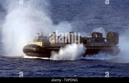 Eine luftgepolsterte LCAC Landing Craft übungen Weg führt an der Küste von Florida, während auf dem Weg nach Ft. Lauderdale am 29. April 2007. Das hovercraft wird in den jährlichen Flotte Woche USA Aktivitäten teilzunehmen. (UPI Foto/Joe Marino-Bill Cantrell) Stockfoto