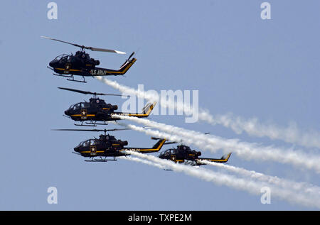 Die US-Armee Himmel Soldaten Präzision Flugvorführung Team, fliegende Cobra Kampfhubschrauber, führen Sie Antenne Manöver über die Strände von Ft. Lauderdale, Florida am 6. Mai 2007 während der jährlichen McDonald in der Luft und auf See. (UPI Foto/Joe Marino-Bill Cantrell) Stockfoto