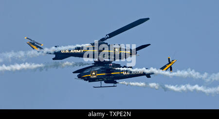 Die US-Armee Himmel Soldaten Präzision Flugvorführung Team, fliegende Cobra Kampfhubschrauber, führen Sie Antenne Manöver über die Strände von Ft. Lauderdale, Florida am 6. Mai 2007 während der jährlichen McDonald in der Luft und auf See. (UPI Foto/Joe Marino-Bill Cantrell) Stockfoto