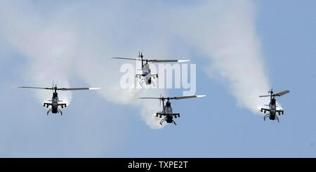 Die US-Armee Himmel Soldaten Präzision Flugvorführung Team, fliegende Cobra Kampfhubschrauber, führen Sie Antenne Manöver über die Strände von Ft. Lauderdale, Florida am 6. Mai 2007 während der jährlichen McDonald in der Luft und auf See. (UPI Foto/Joe Marino-Bill Cantrell) Stockfoto