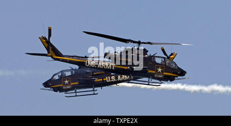 Die US-Armee Himmel Soldaten Präzision Flugvorführung Team, fliegende Cobra Kampfhubschrauber, führen Sie Antenne Manöver über die Strände von Ft. Lauderdale, Florida am 6. Mai 2007 während der jährlichen McDonald in der Luft und auf See. (UPI Foto/Joe Marino-Bill Cantrell) Stockfoto