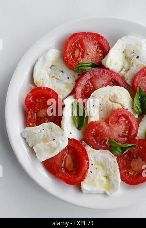 Caprese oder Caprese (Insalata Caprese) ist eine bekannte und traditionelle italienische Vorspeise oder Antipasti aus frischen Tomaten, Buffalo Mozzarella, Basilikum Stockfoto