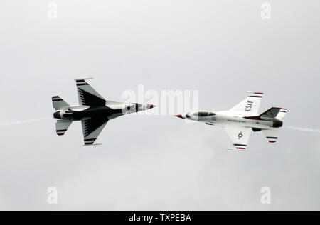 Die USAF Thunderbirds führen Sie einen Kopf auf Pass am 2012 Lauderdale Air Show in Ft. Lauderdale Florida am 28. April 2012. Nach fast fünf Jahren, Sponsoren waren in der Lage, die Veranstaltung in die Stadt wieder einzuführen. Ft. Lauderdale Polizei schätzte, dass über 475.000 Zuschauer am Wochenende lange Veranstaltung teilgenommen. Die Thunderbirds Leistung wurde verkürzt als Instabile Wetter in den Bereich verschoben. UPI/Joe Marino-Bill Cantrell Stockfoto