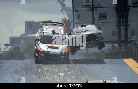 Racer Bucky Lasek (links), Auto 81, ein WRX STI für Subaru Rally Team USA, Beulen oder einen anderen Treiber, wie er konkurriert in der Red Bull Global Rallycross auf den Straßen von Fort Lauderdale, Florida, am 31. Mai 2015. UPI/Joe Marino-Bill Cantrell) Stockfoto