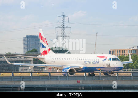 LONDON, Großbritannien - 02 August, 2013: British Airways Embraer ERJ-190 SR Rollen am London City Airport, einem der schwierigsten in der Welt bec zu landen Stockfoto