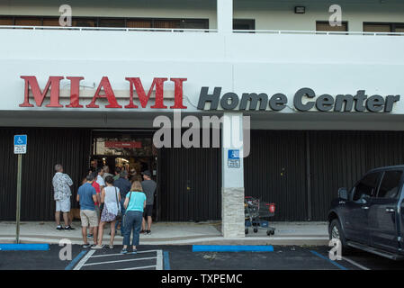 Kunden Line up aus der Tür eines wahren Wert Hardware Store in Miami, Florida, am 12. September 2017. Irma struck Florida hart Alle oben und unten sowohl Ost- und Westküste. Foto von Ken Cedeño/UPI Stockfoto