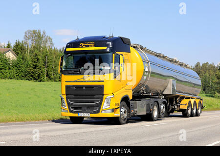 Uurainen, Finnland. Juni 8, 2019. Gelbe Volvo FH 460 semi Tank truck Foodtankers fahren entlang der Autobahn an einem sonnigen Tag im Sommer. Stockfoto