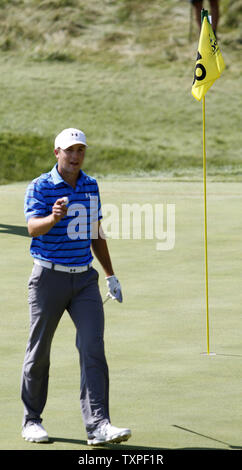 Jordanien Spieth Wellen zu der Masse nach innen aus dem Bunker auf dem 18 Loch während der ersten zweiten Umlauf der 97th PGA Meisterschaft an den pfeifenden Straßen am 13. August 2015 in Kohler, Wisconsin. Foto von Frank Polich/UPI Stockfoto