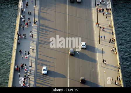 Menschen und Autos bewegen sich auf einer Brücke, von der Eiffelturm in Paris, Frankreich, am 27. September 2009 gesehen. Der Eiffelturm ist ein aus dem 19. Jahrhundert Eisen Gitterturm auf dem Champ de Mars in Paris, hat sowohl eine globale Ikone Frankreichs und eine der am meisten erkennbaren Strukturen in der Welt. UPI/Mohammad Kheirkhah Stockfoto