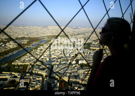 Eine Frau schaut von der Spitze des Eiffelturms in Paris, Frankreich Am 27. September 2009. Der Eiffelturm ist ein aus dem 19. Jahrhundert Eisen Gitterturm auf dem Champ de Mars in Paris, hat sowohl eine globale Ikone Frankreichs und eine der am meisten erkennbaren Strukturen in der Welt. UPI/Mohammad Kheirkhah Stockfoto